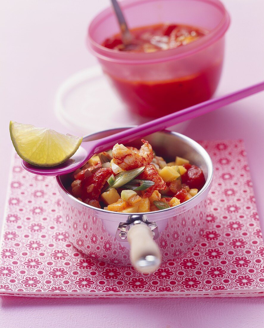 Flusskrebse, Frühlingszwiebeln, Gurke, Mango mit Tomatensauce