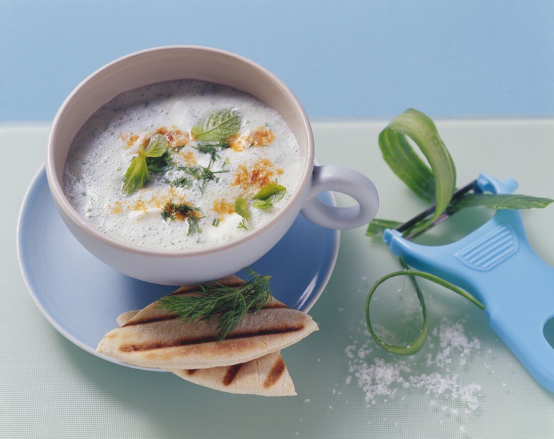 Kalte Joghurt-Gurken-Suppe mit Minze – Bilder kaufen – 353040 StockFood