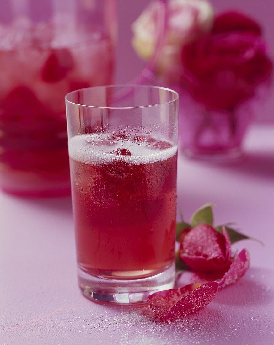 Ein Glas Rosen-Champagner-Bowle mit Himbeeren