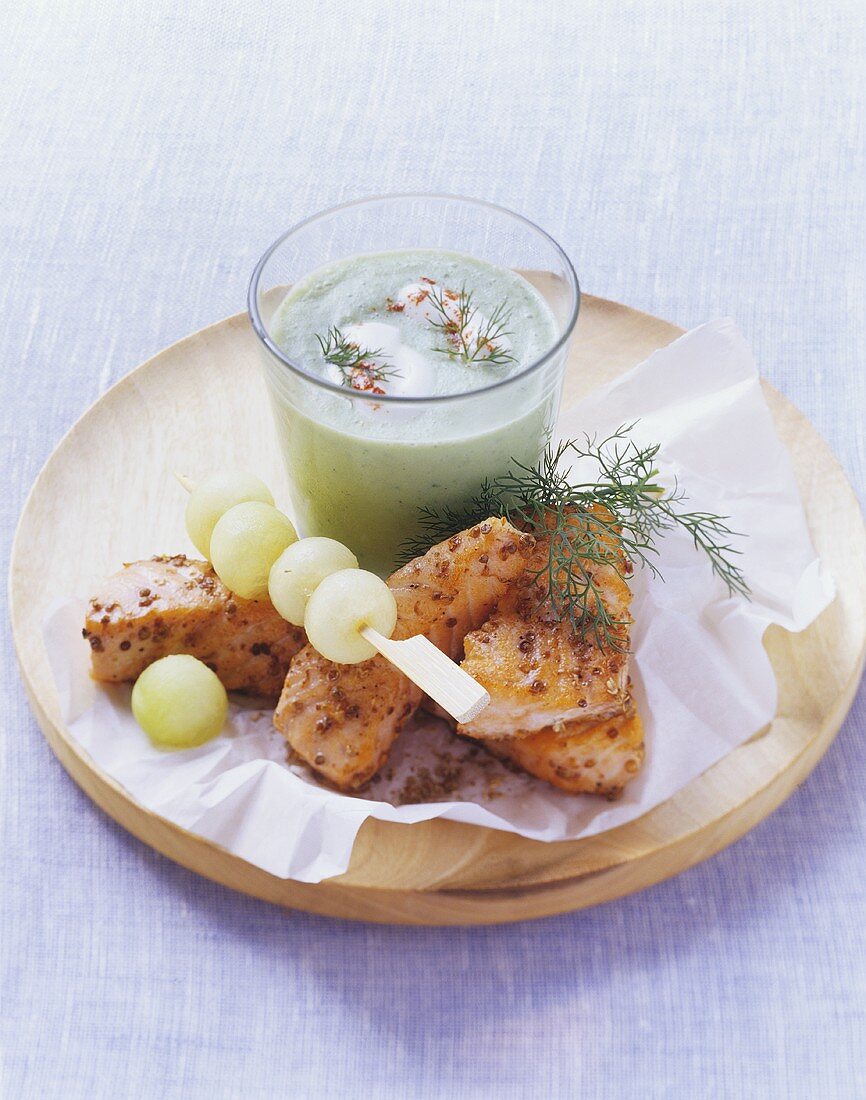 Kalte Gurkensuppe mit Korianderlachs und Melonenkugeln