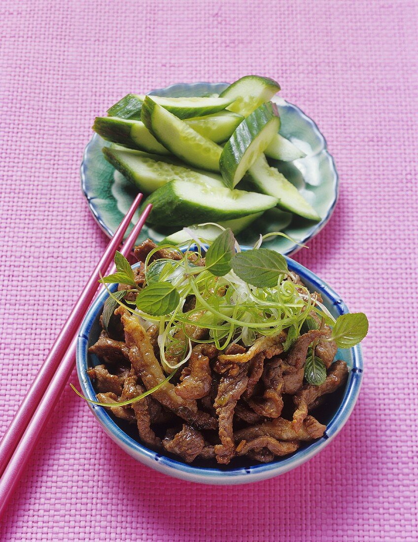 Salat aus frittierten Entenbruststreifen