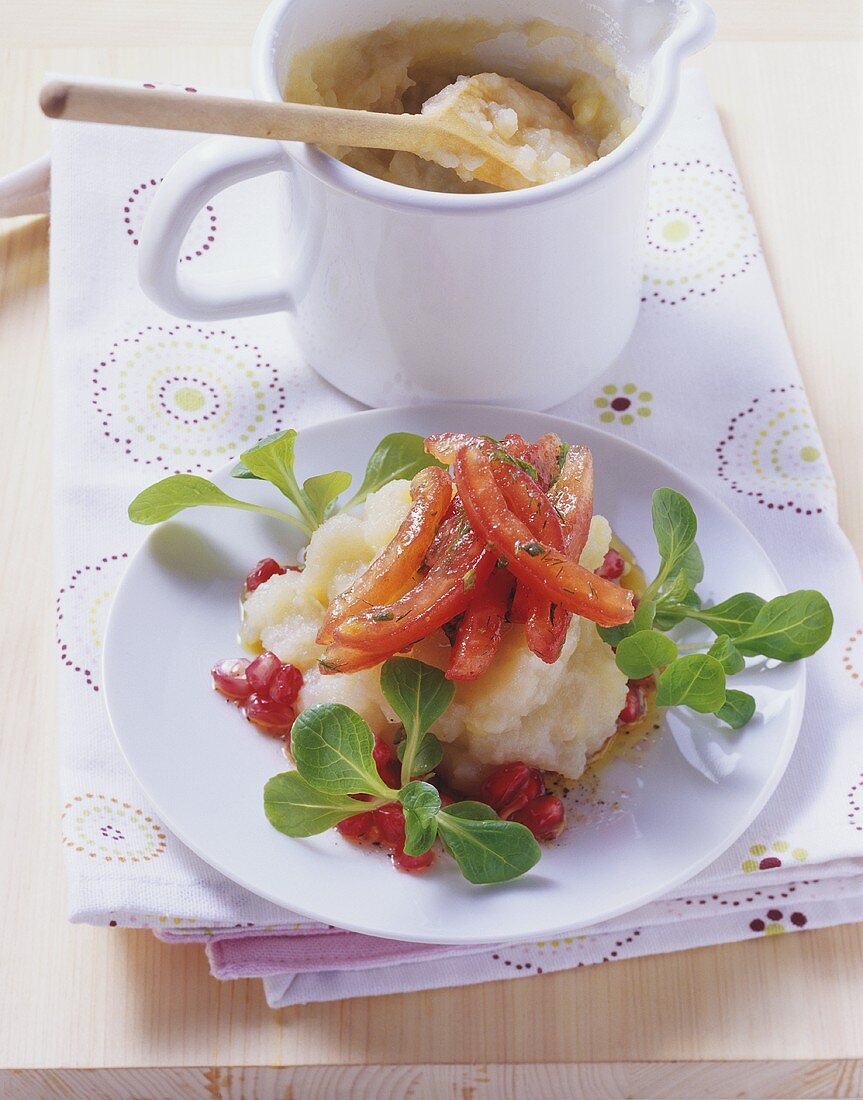 Topinambur-Püree mit Feldsalat, Tomaten & Granatapfelsauce