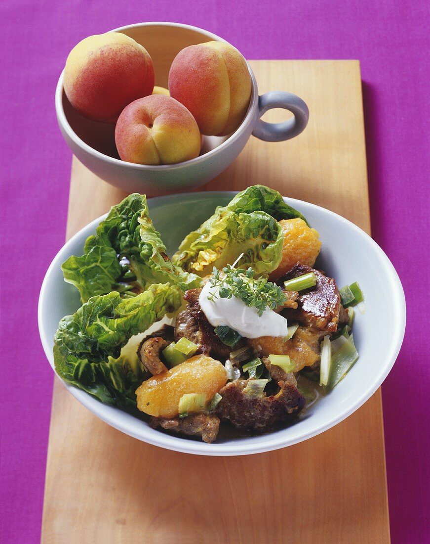 Aprikosen-Lamm-Geschnetzeltes auf Kopfsalat