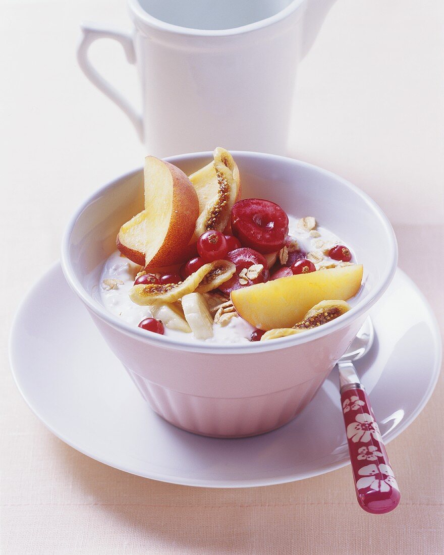 Müsli mit frischen Früchten, Quark & Milch