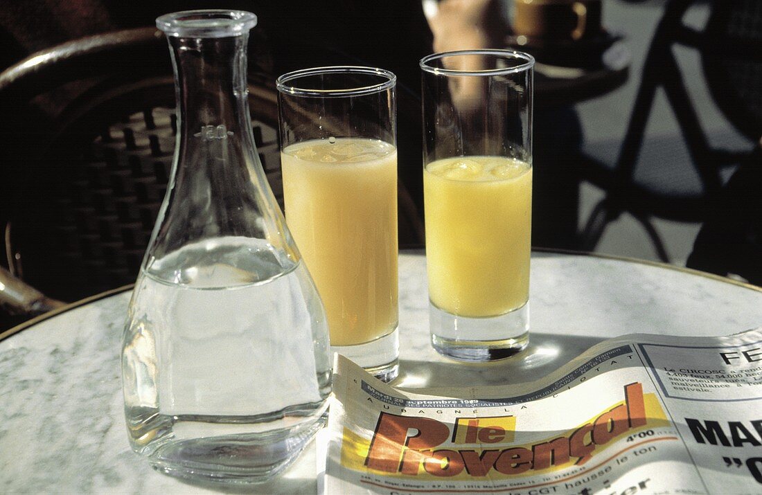 Tisch mit Pastis