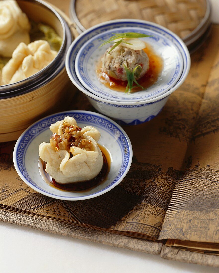 Baozi (Chinesische Teigtäschchen) & gedämpfte Fleischbällchen