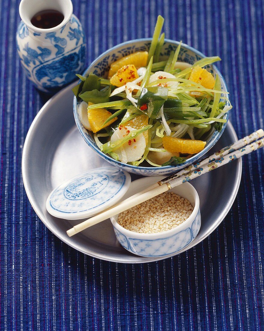 Salat aus Meer und Land mit Algen, Wasserkastanien & Orangen