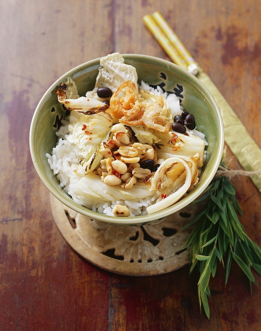 Chinakohl mit getrockneten Shrimps auf Reis