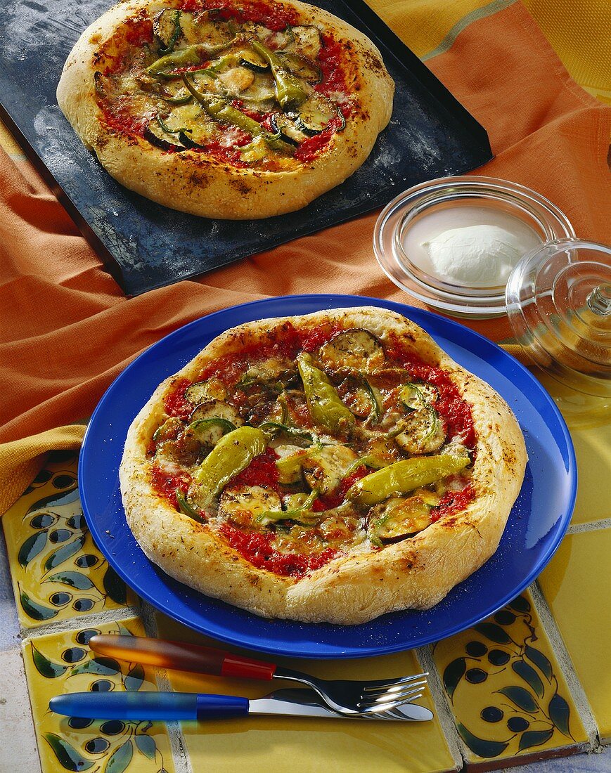 Pizza Diavolo mit Chilischoten und Mozzarella