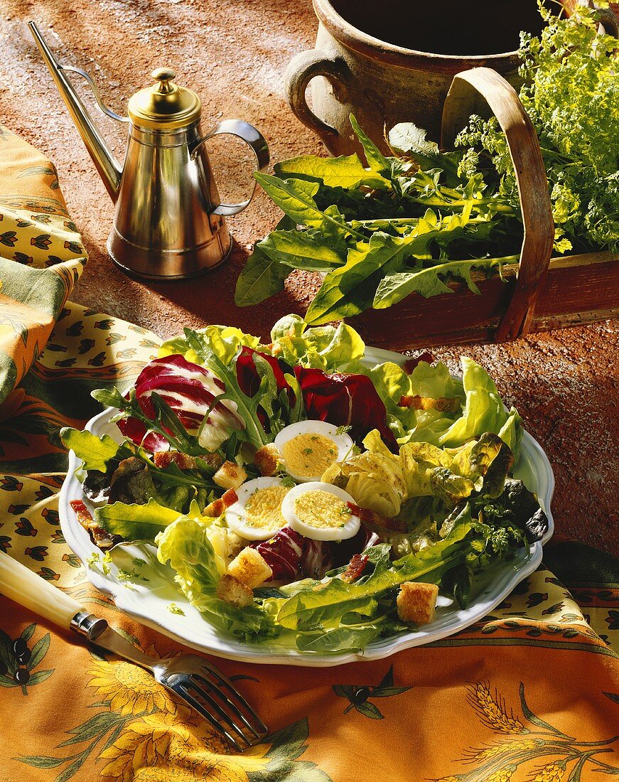 Mesclun (Gemischter Blattsalat, Frankreich) mit Speck