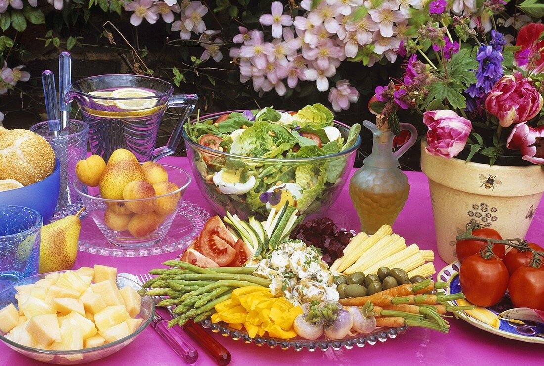Buffet mit Gemüse, Obst und Salat im Freien