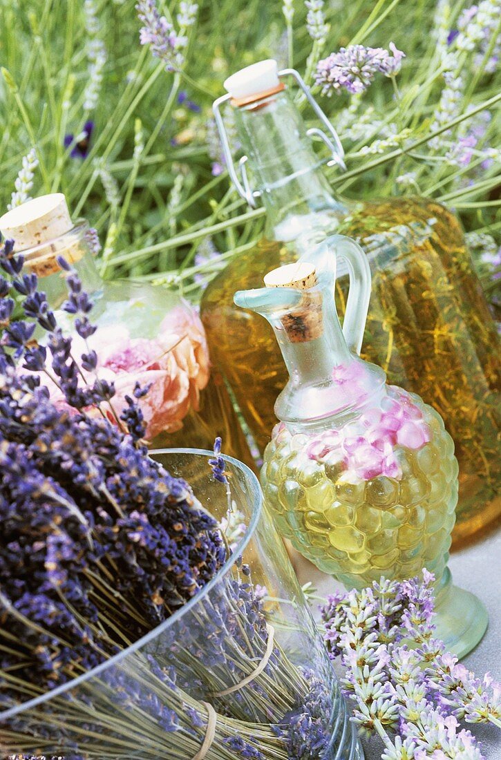 Aromatisierte Olivenöle mit Kräutern und Blüten