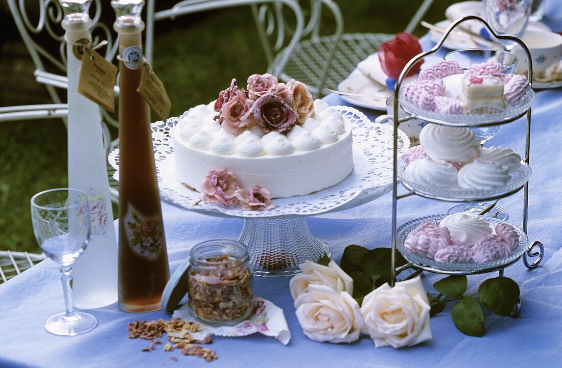 Kuchen und Gebäck mit Likör auf einem Tisch im Freien