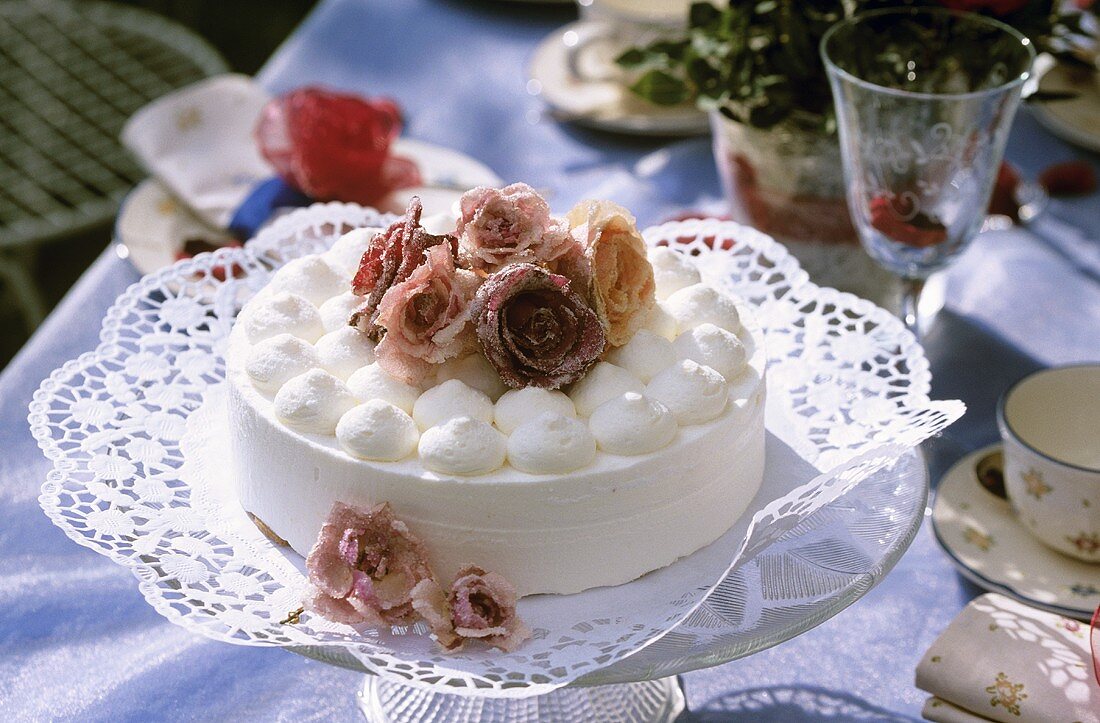 weiße Torte mit kandierten Rosen