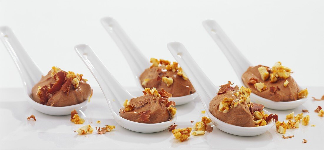 Quick chocolate cream with nut brittle on Asian spoons