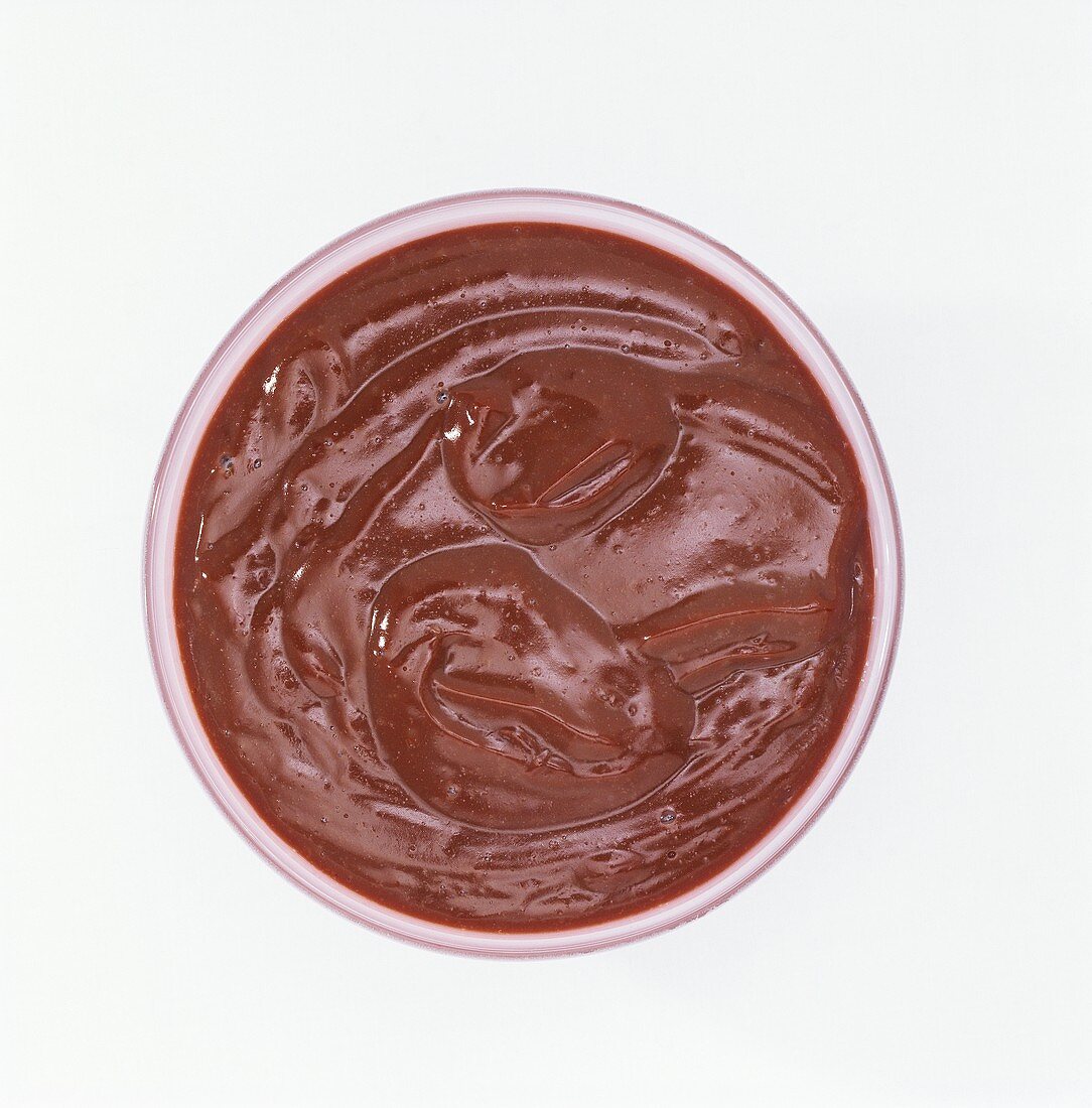 Aufsicht auf Schälchen mit Schokoladenpudding