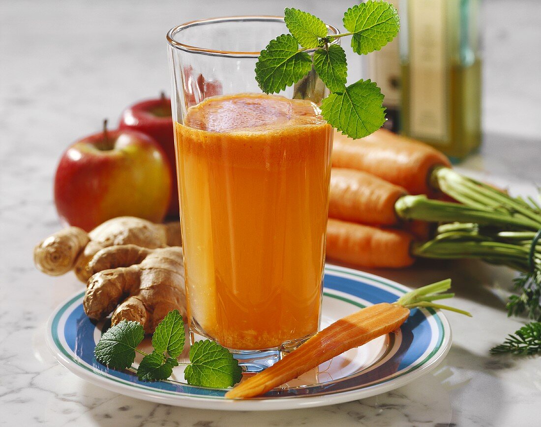 Karotten-Apfel-Saft mit Ingwer