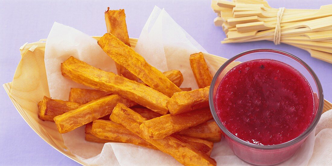 Sweet potato chips with berry ketchup