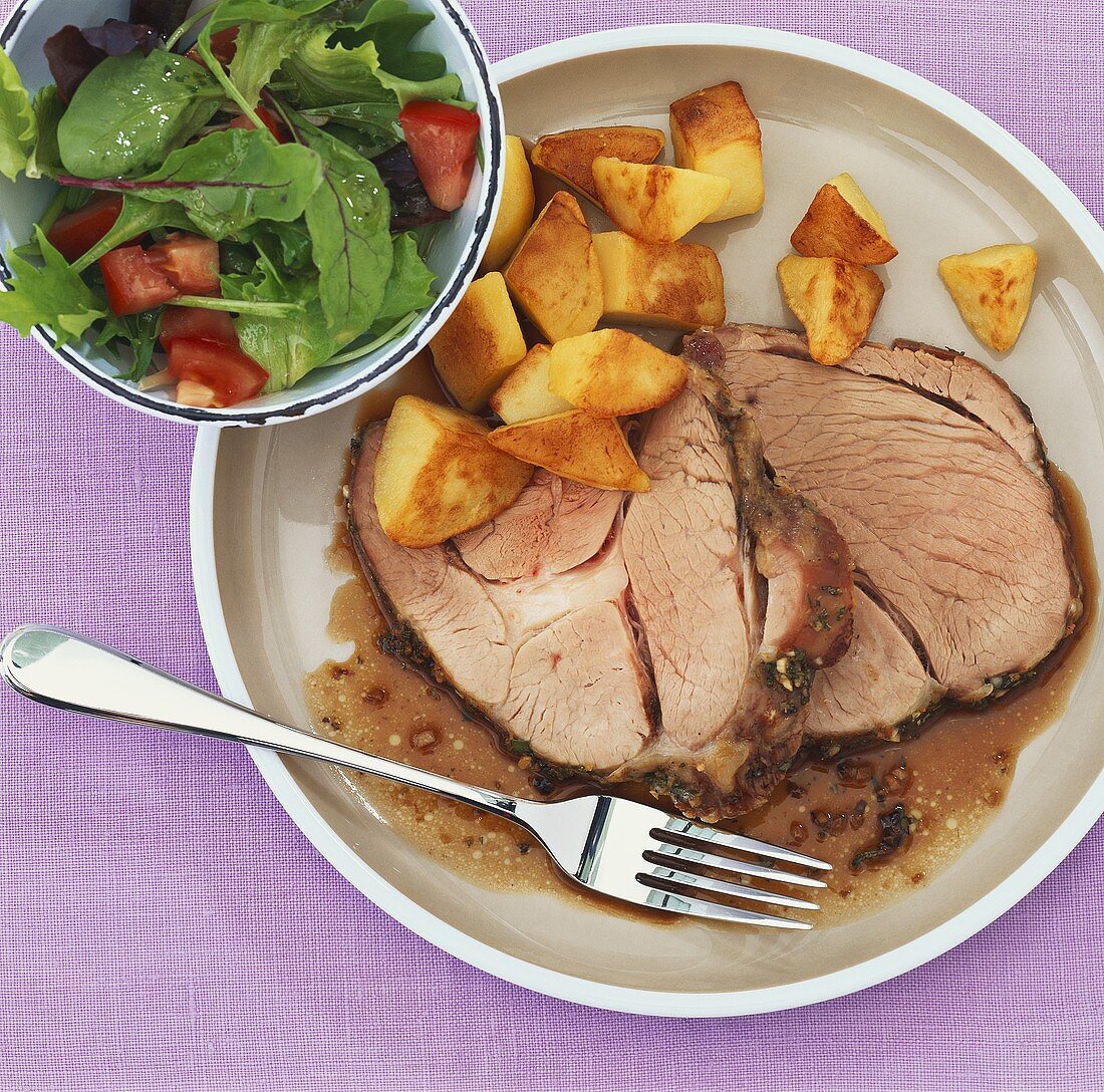 Lammkeule mit Knoblauch und Bratkartoffeln