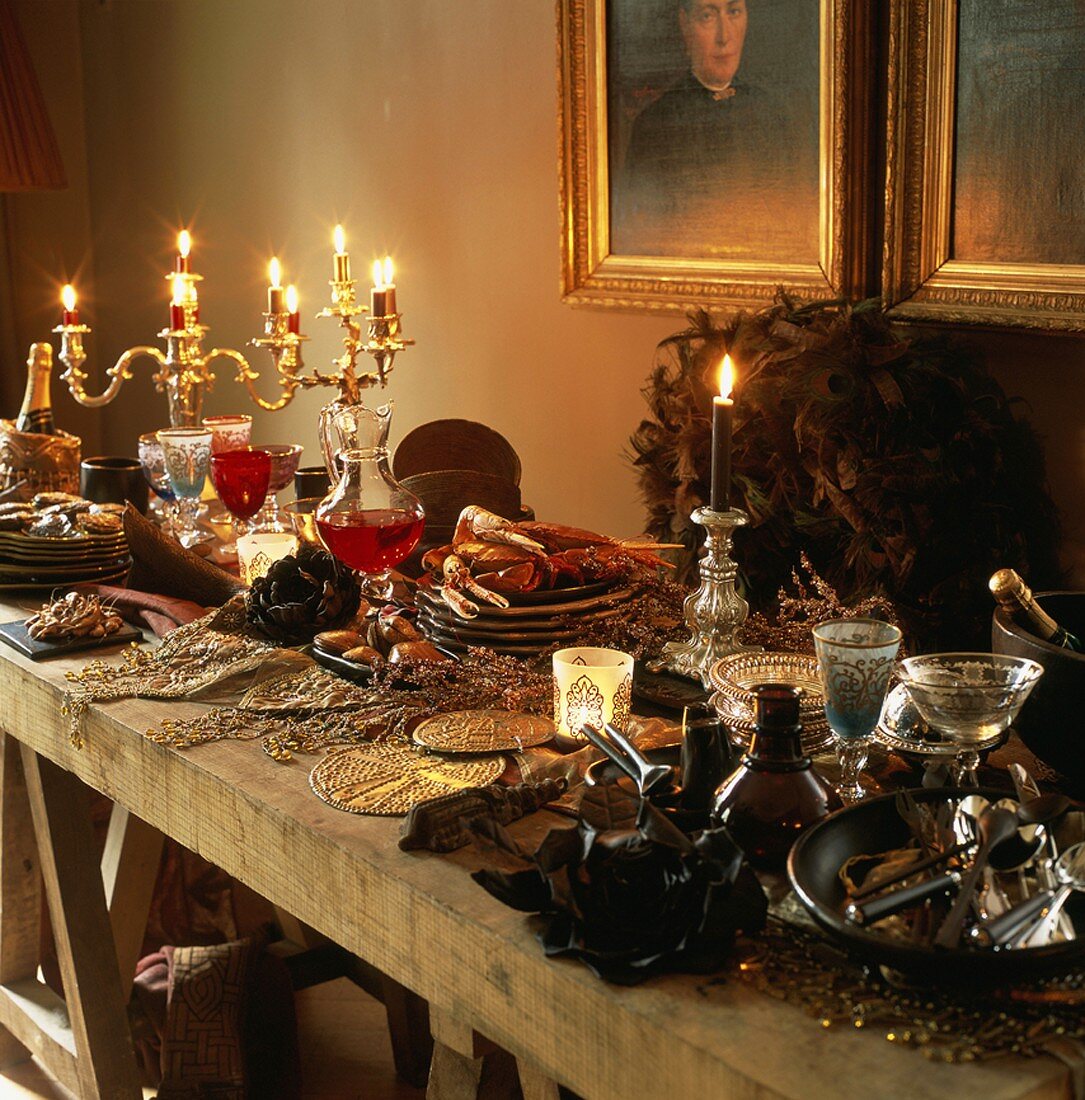 Rustikaler Holztisch opulent gedeckt mit Kerzenleuchtern & verzierten Gläsern