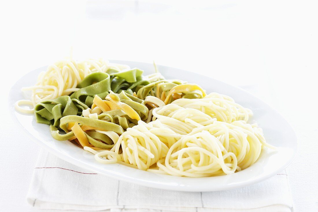 Spaghetti and tagliatelle on a serving platter