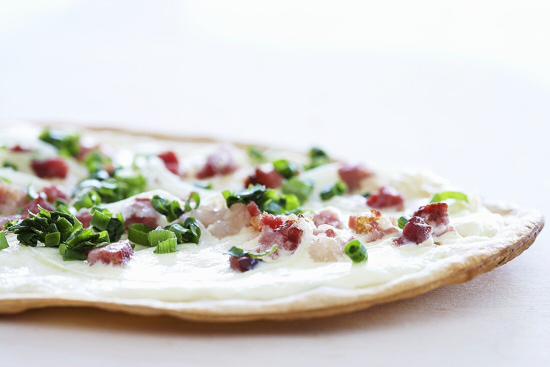 Flammkuchen mit Speck und Frühlingszwiebeln