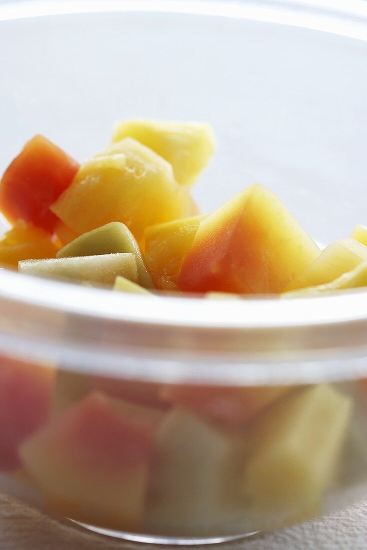 Frischer Fruchtsalat in Plastikschüssel