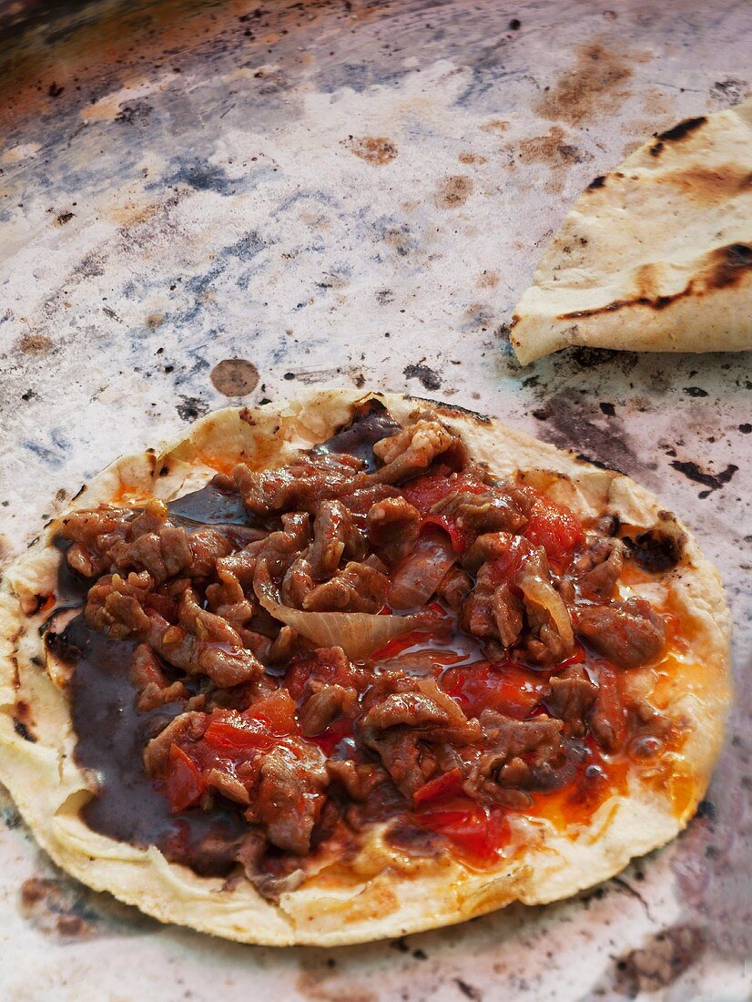 Tortilla mit Hackfleisch und Chilischoten