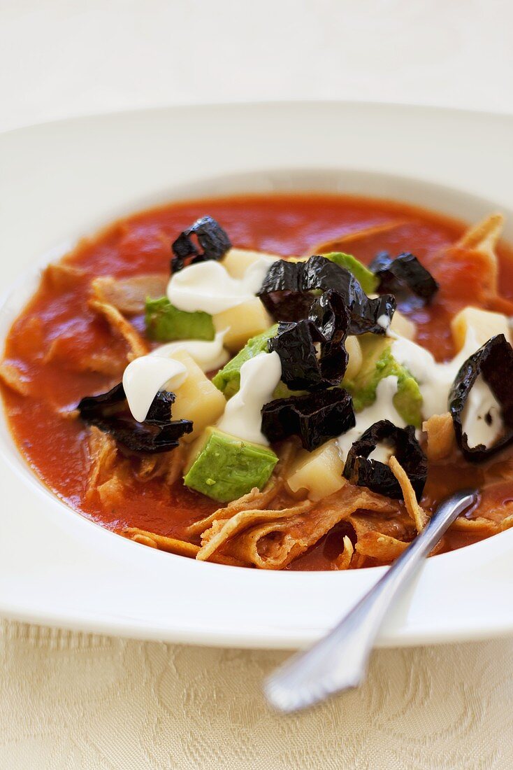 Tortillasuppe mit Tomaten und Chile ancho (Mexiko)