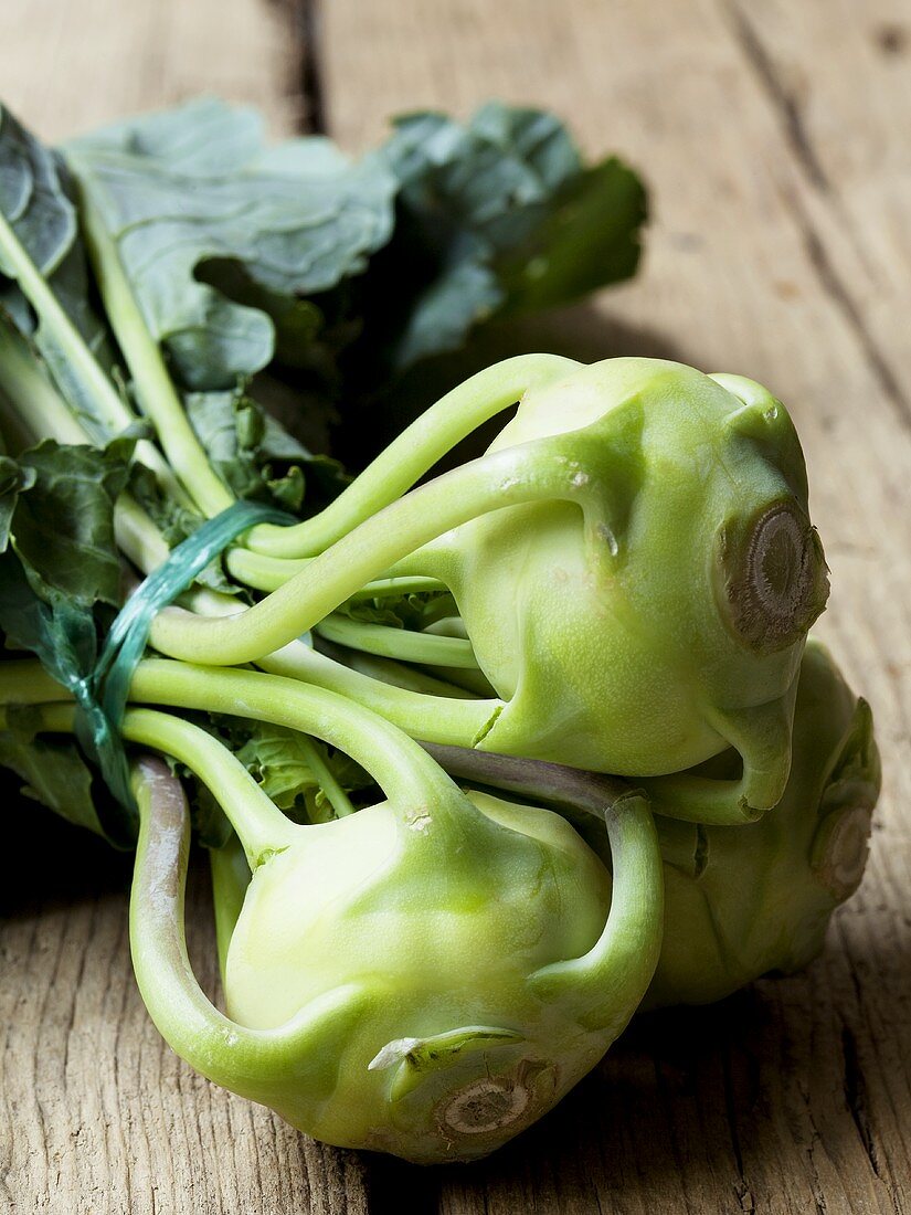 Mehrere Kohlrabi, gebündelt