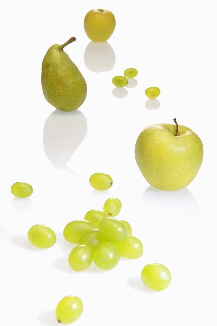 Green grapes, an apple and a pear