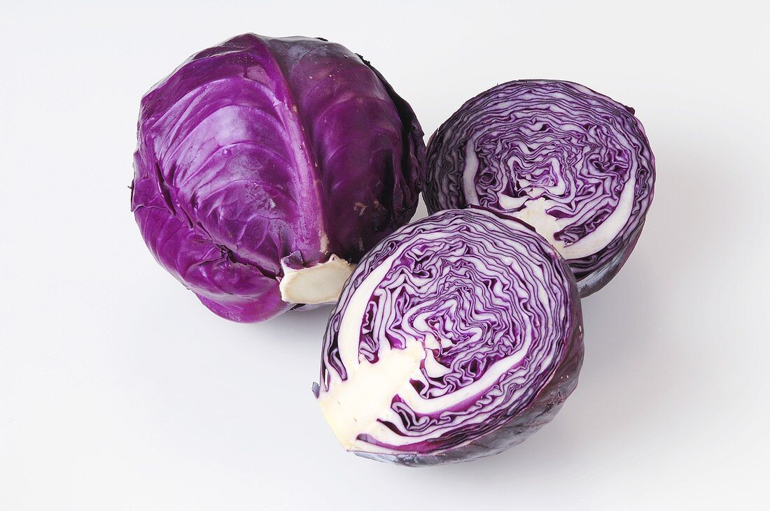 Rotkohl, ganz und halbiert