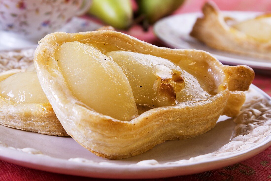 Puff pastries with pears and flaked almonds