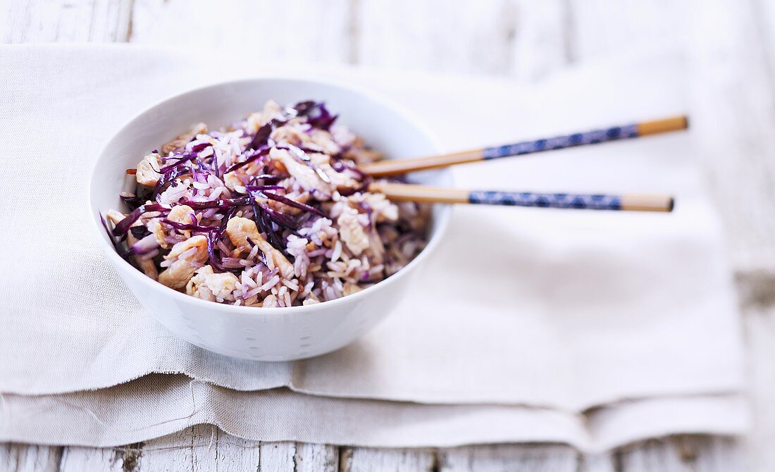 Rice with chicken and red cabbage (Asia)