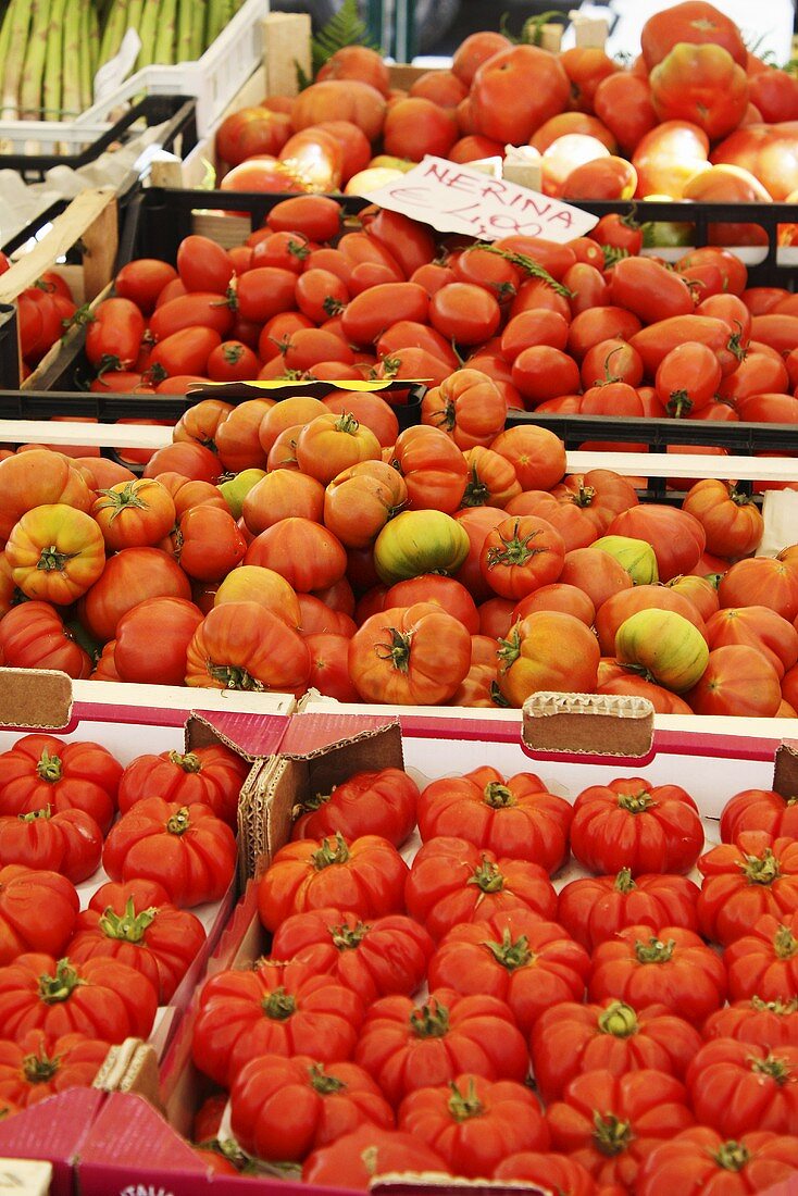Tomaten in Steigen auf dem Markt