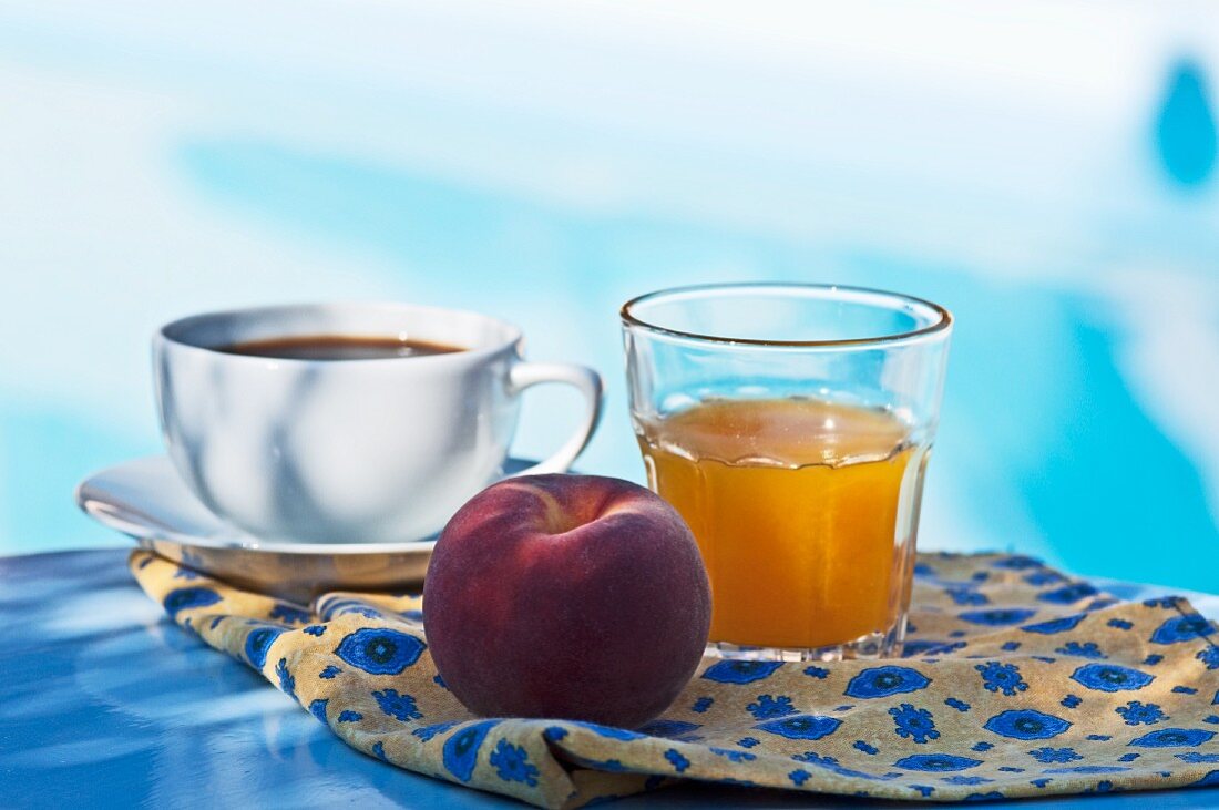 Kaffee, Orangensaft und Pfirsich zum Frühstück