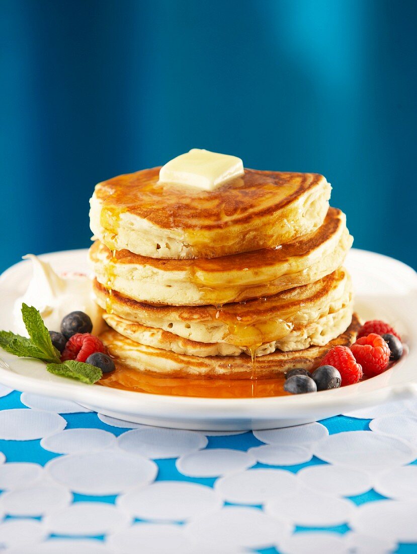 Gestapelte Pancakes mit Ahornsirup und Butter