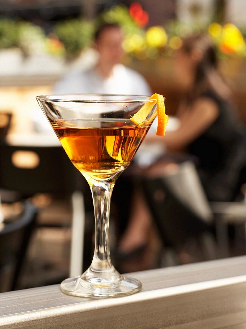 Manhattan Martini auf Terrasse im Restaurant