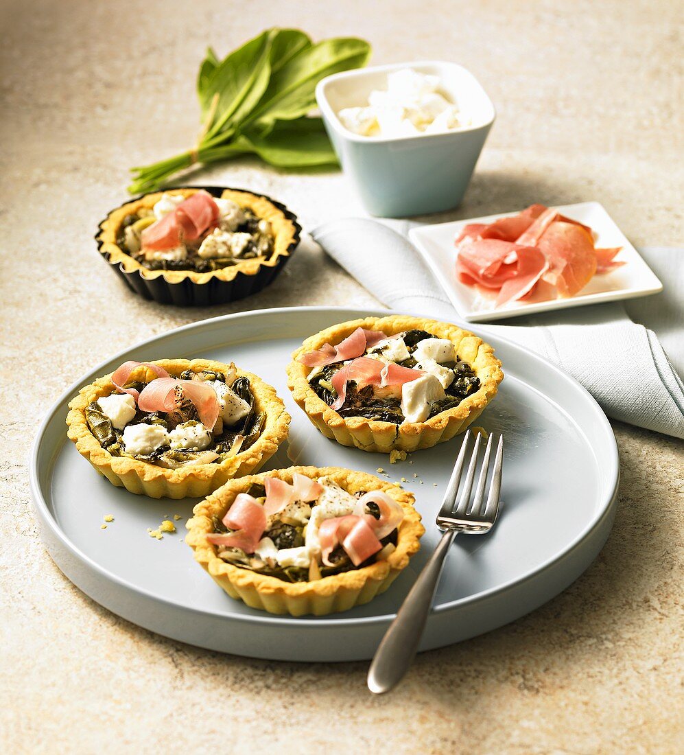 Tartlets with sorrel, Parma ham and goat's cheese