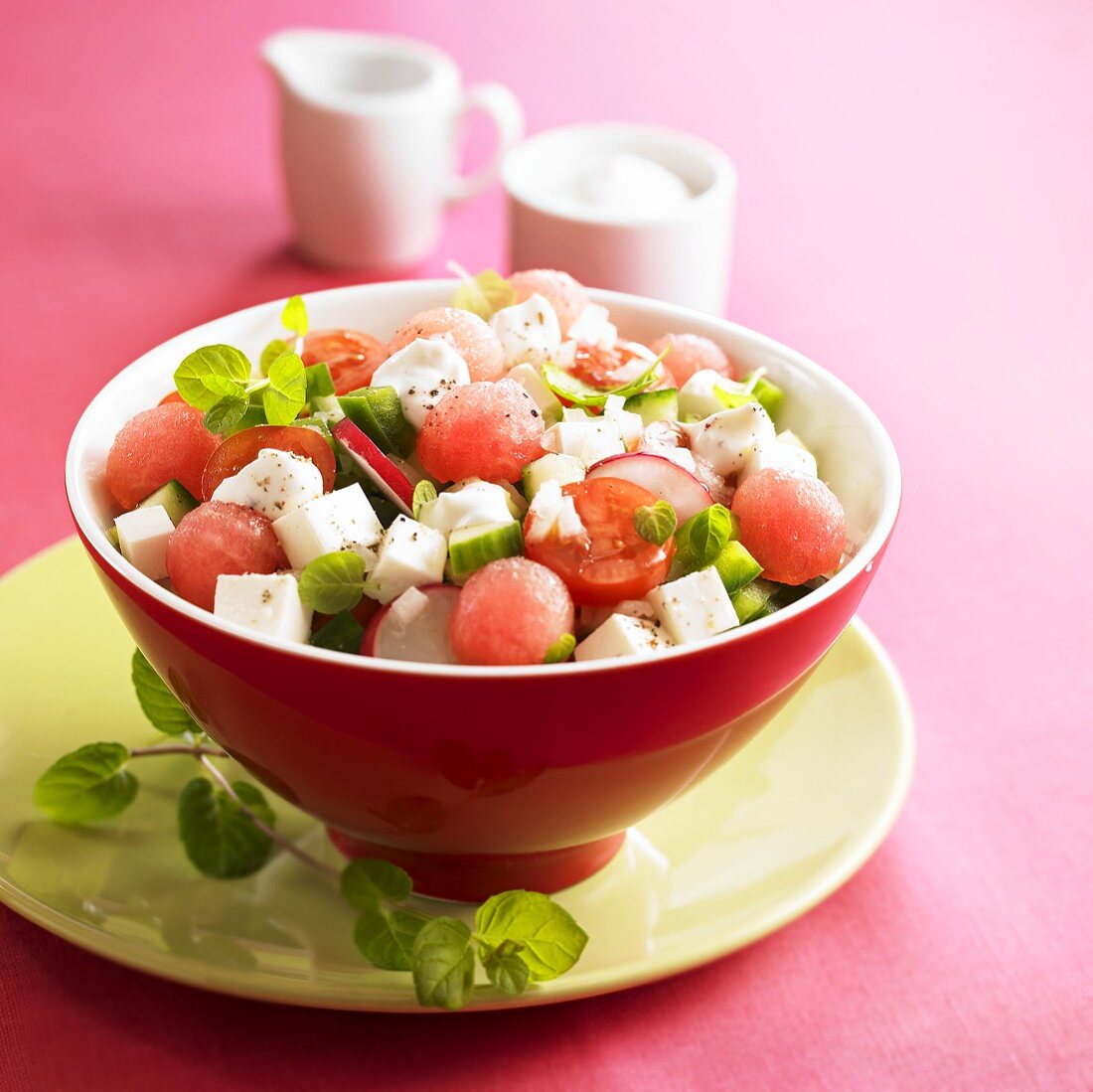 Tomaten-Wassermelonen-Salat mit Schafskäse
