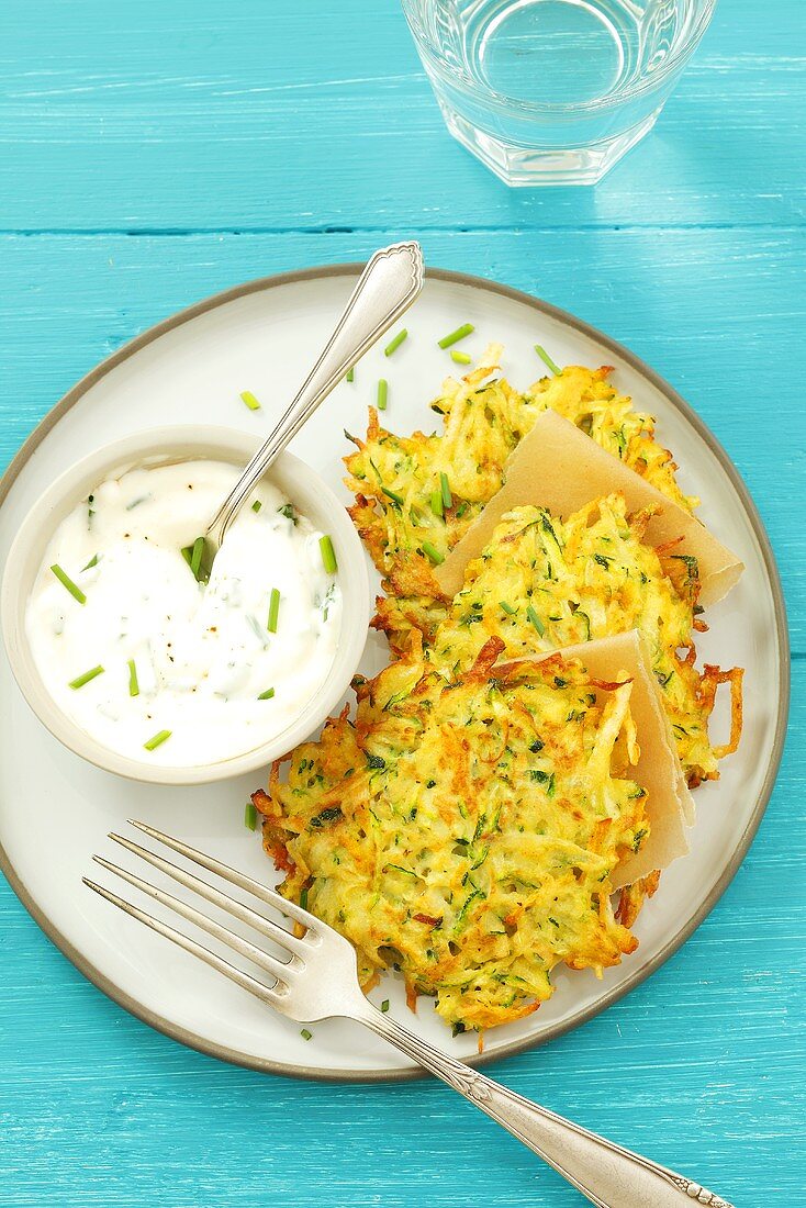 Zucchinipuffer mit Joghurtdip