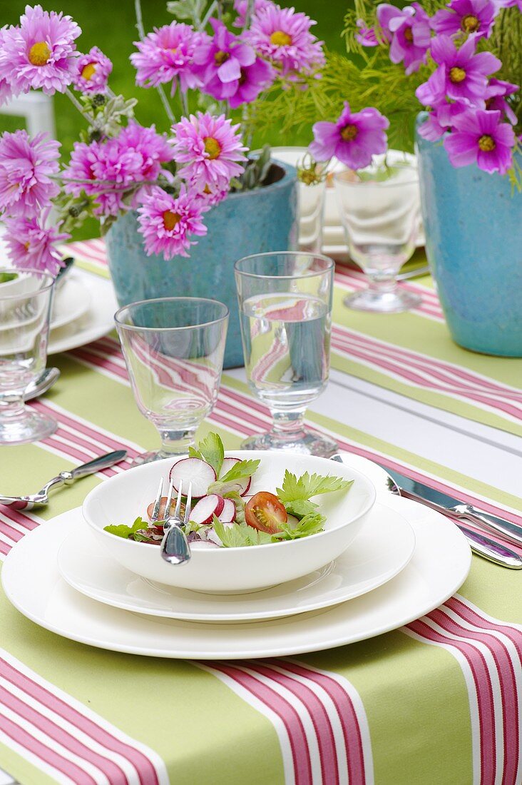 Sommerlich gedeckter Tisch mit Salat