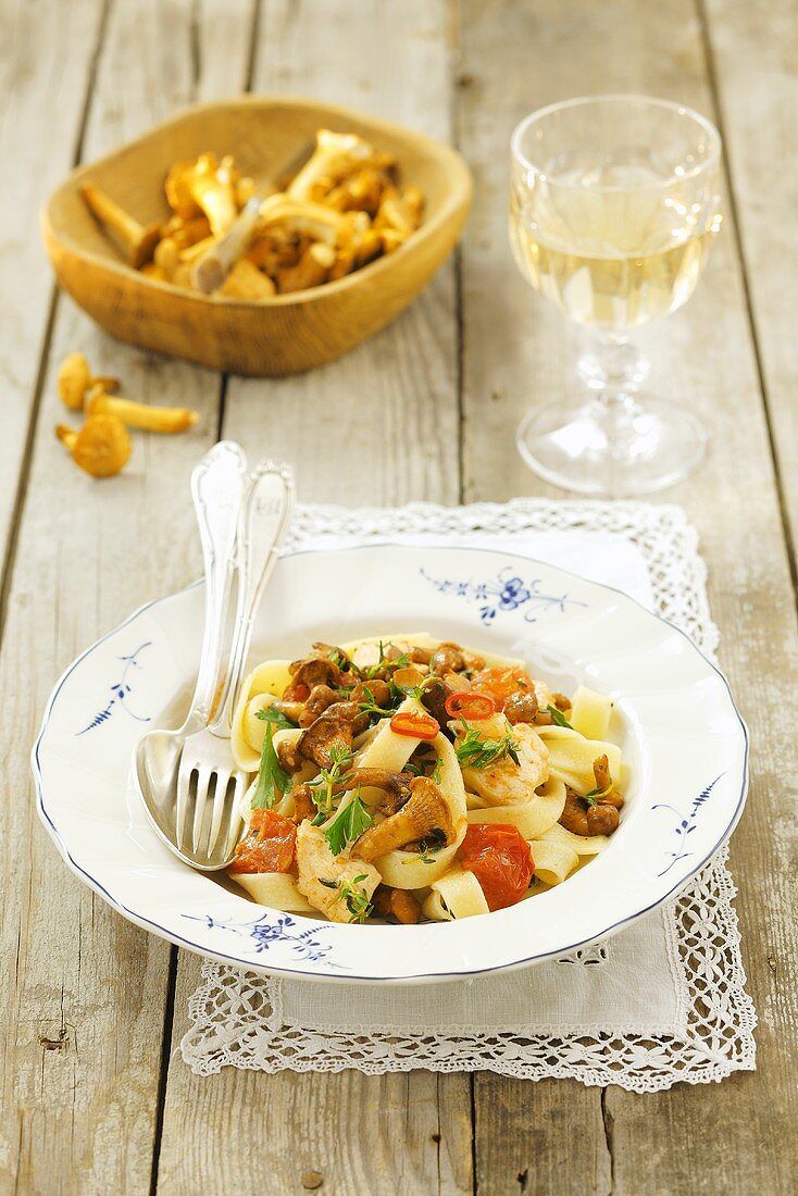 Tagliatelle mit Pfifferlingen, Kirschtomaten und Chiliringen