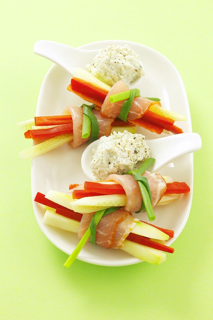 Gurken-Paprika-Sticks mit Rohschinken und Käsedip