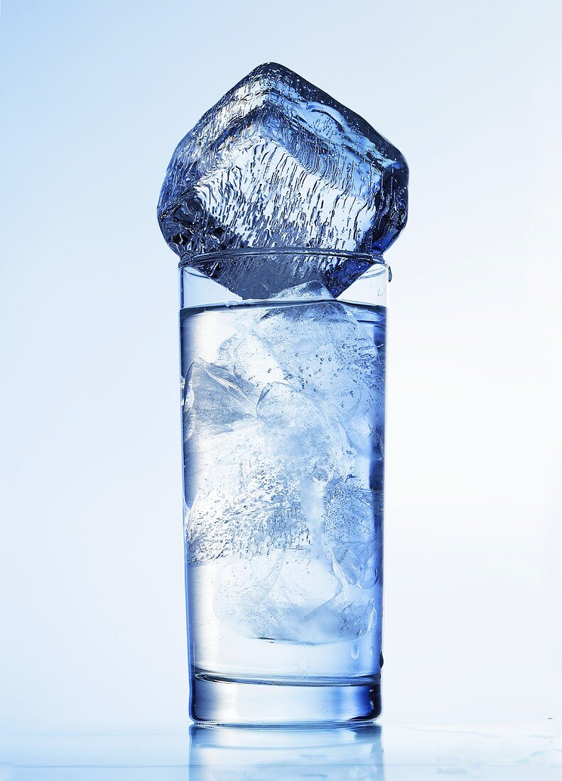 Wasserglas mit Eiswürfeln
