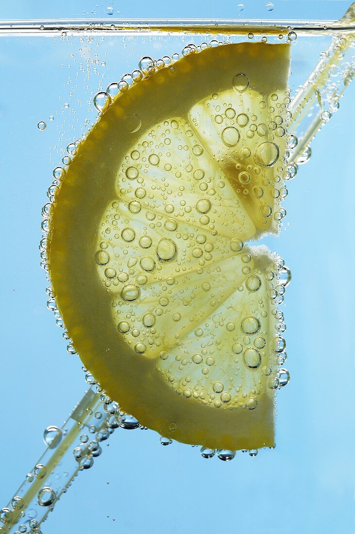 Zitronenscheibe im Wasserglas (Nahaufnahme)
