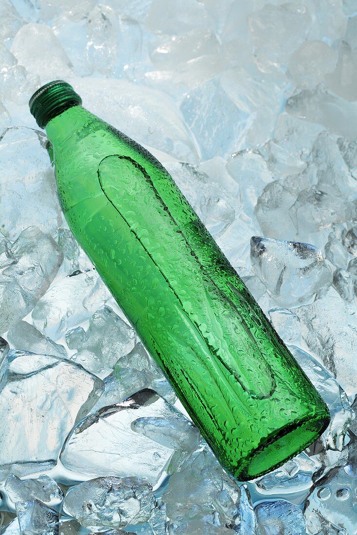 Grüne Wasserflasche auf Eis