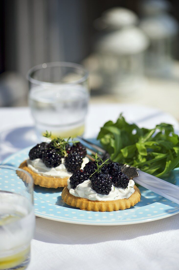 Torteletts mit Ziegenkäse und Brombeeren