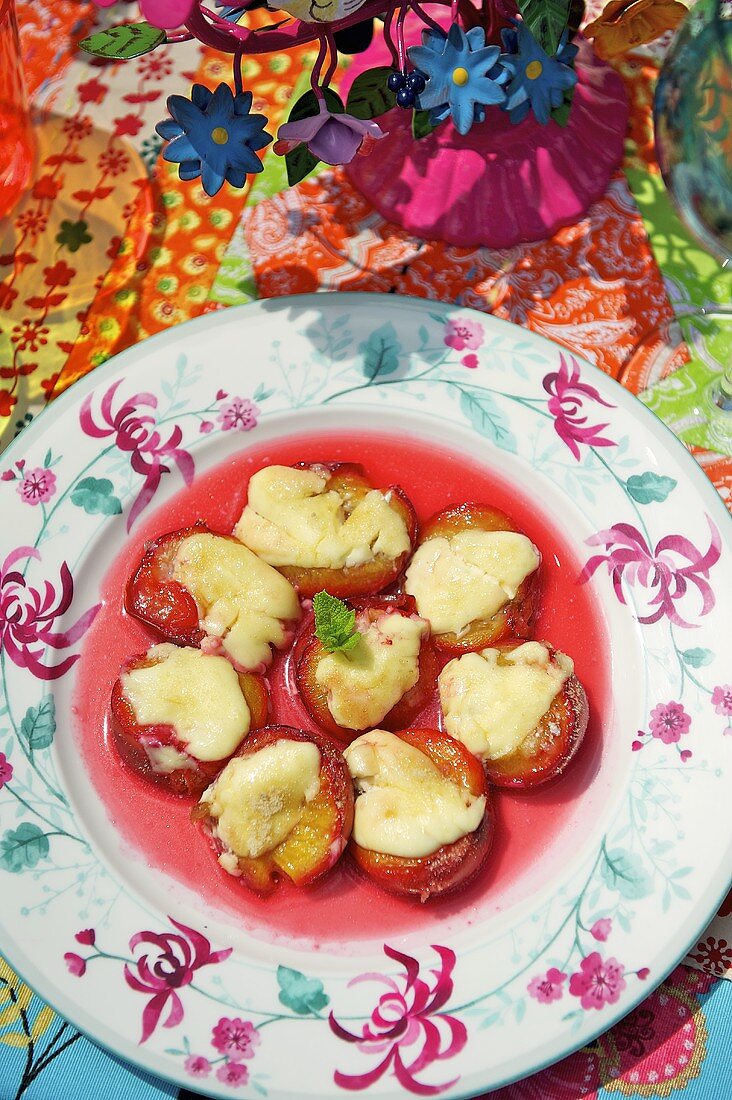 Gegrillte Pflaumen mit Käse