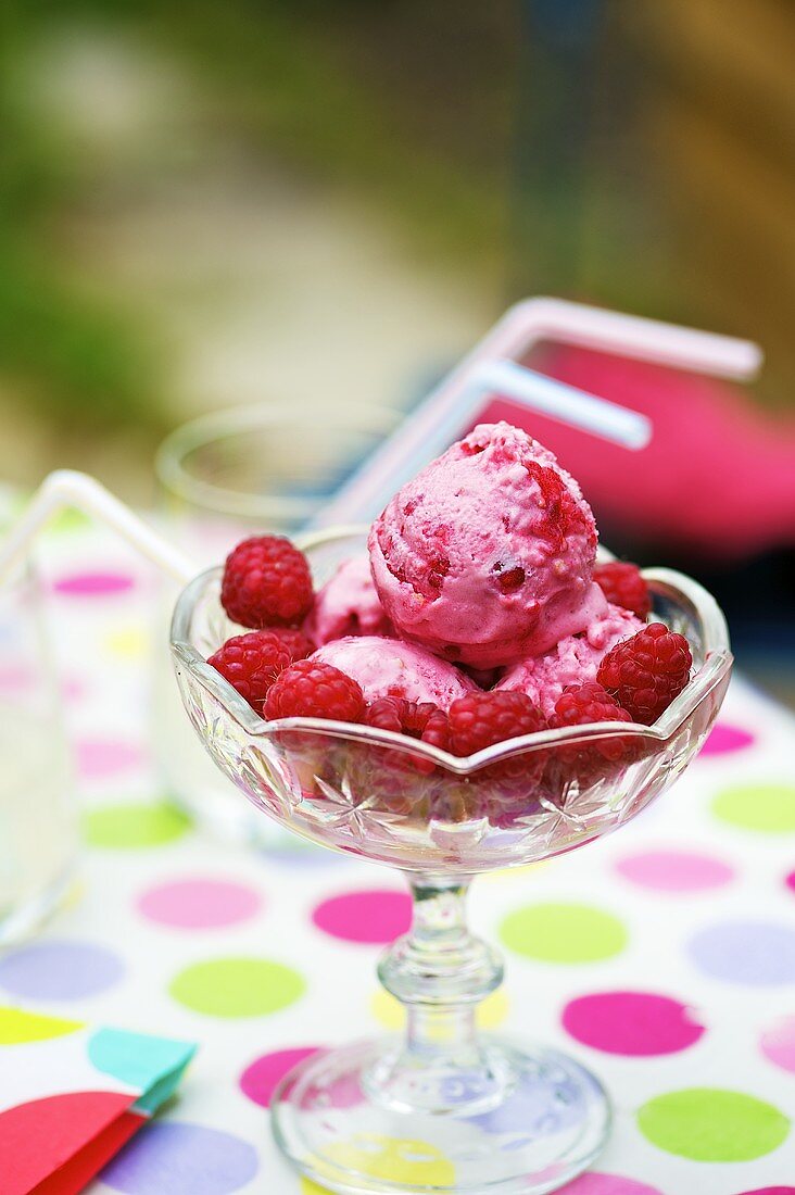 Raspberry-yogurt ice cream with fresh raspberries